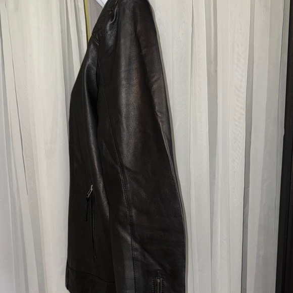 Sleek Black Leather Jacket for Women - Picture 6 of 8